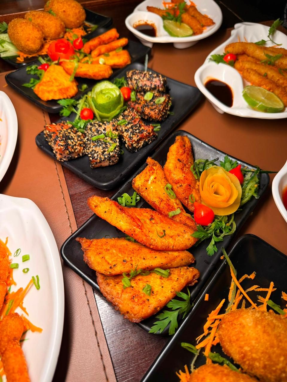 Peixe empanado e atum no gergelim